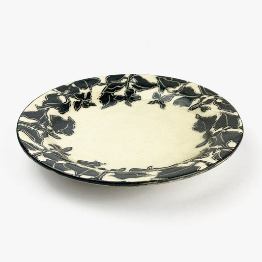 Round Plate Dokudami (8.75"D) by Ryuji Fujita