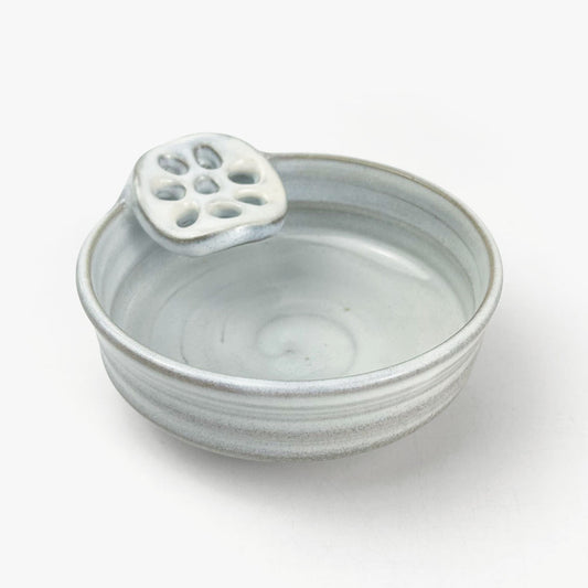 Tetote Ladle Stand White (4.25"D) by Keishuugama