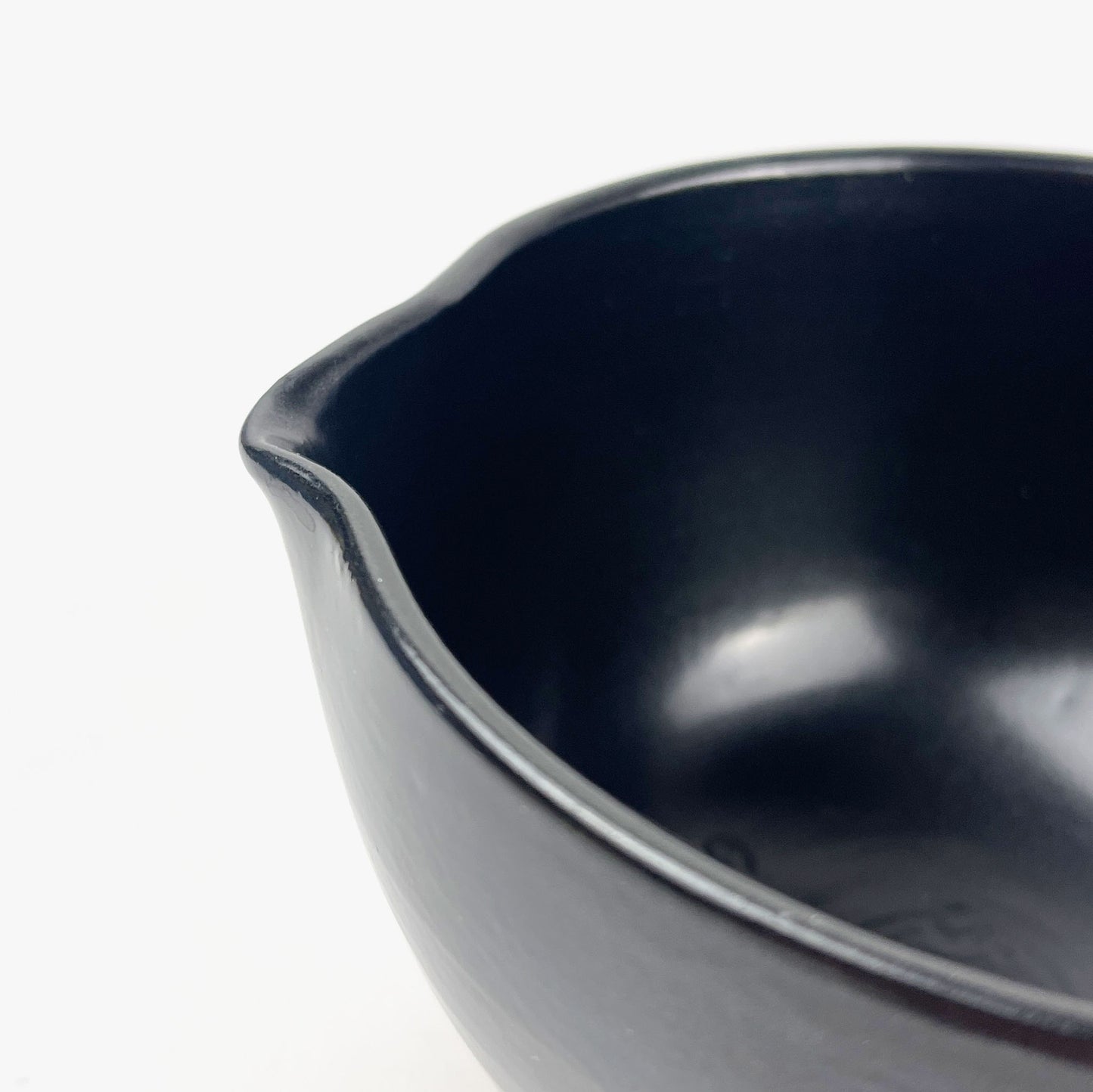 Matcha Bowl with Spout Black (5"D)