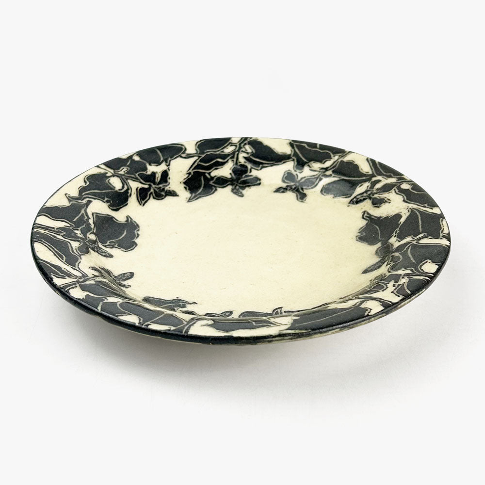Round Plate Dokudami (8.75"D) by Ryuji Fujita
