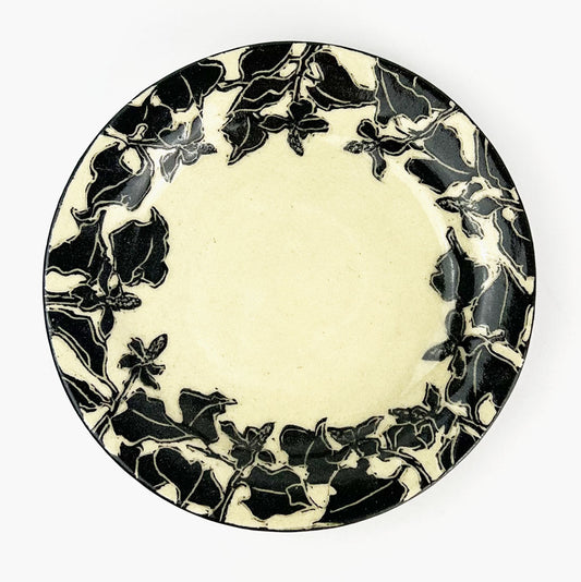 Round Plate Dokudami (8.75"D) by Ryuji Fujita