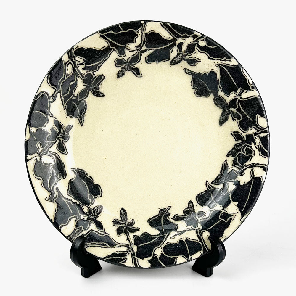 Round Plate Dokudami (8.75"D) by Ryuji Fujita