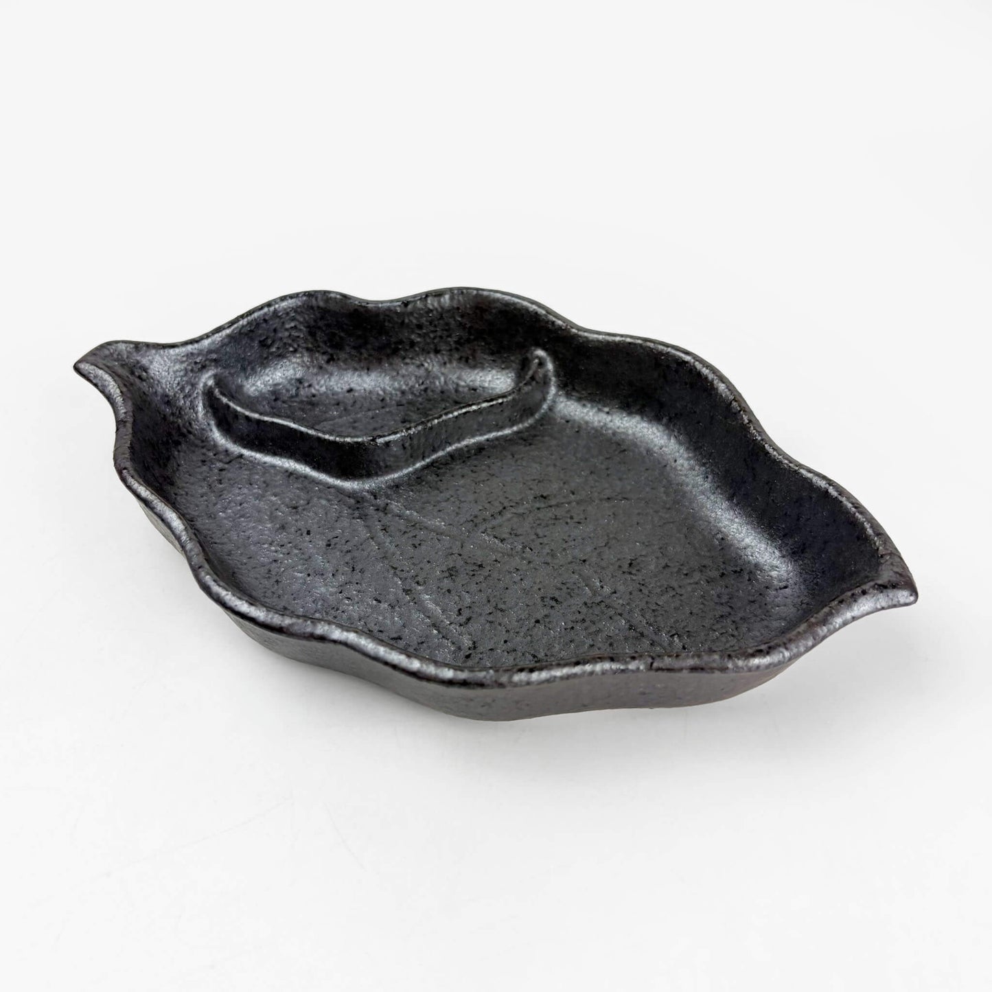 Div. Leaf Plate black (8.5" x 5.25")
