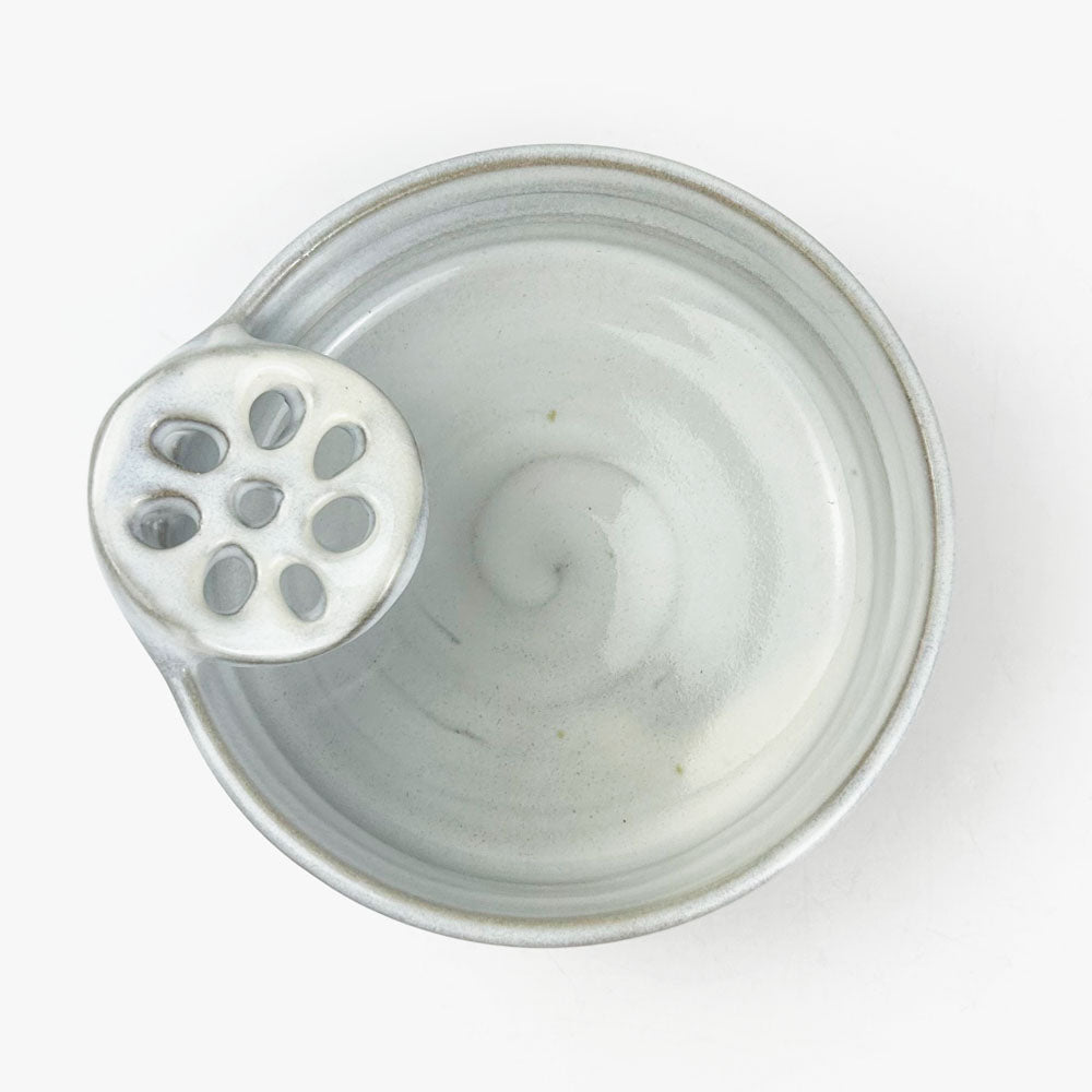 Tetote Ladle Stand White (4.25"D) by Keishuugama