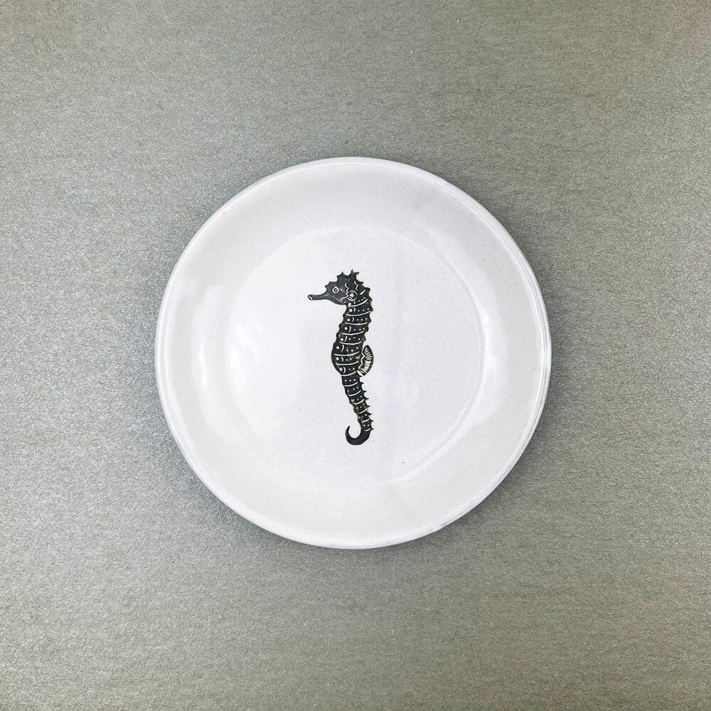 Round Plate Sea Horse (5.75"D) by Takunobu Sawada image 0