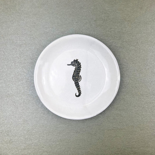 Round Plate Sea Horse (5.75"D) by Takunobu Sawada image 0