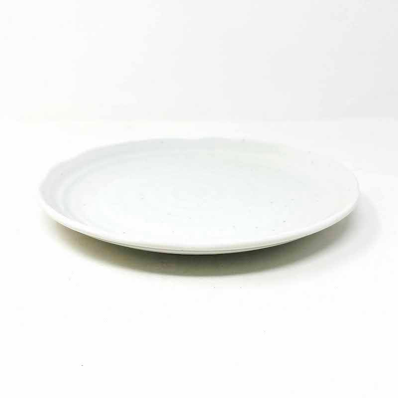 White Kobiki Plate  (8.5"D) image 1