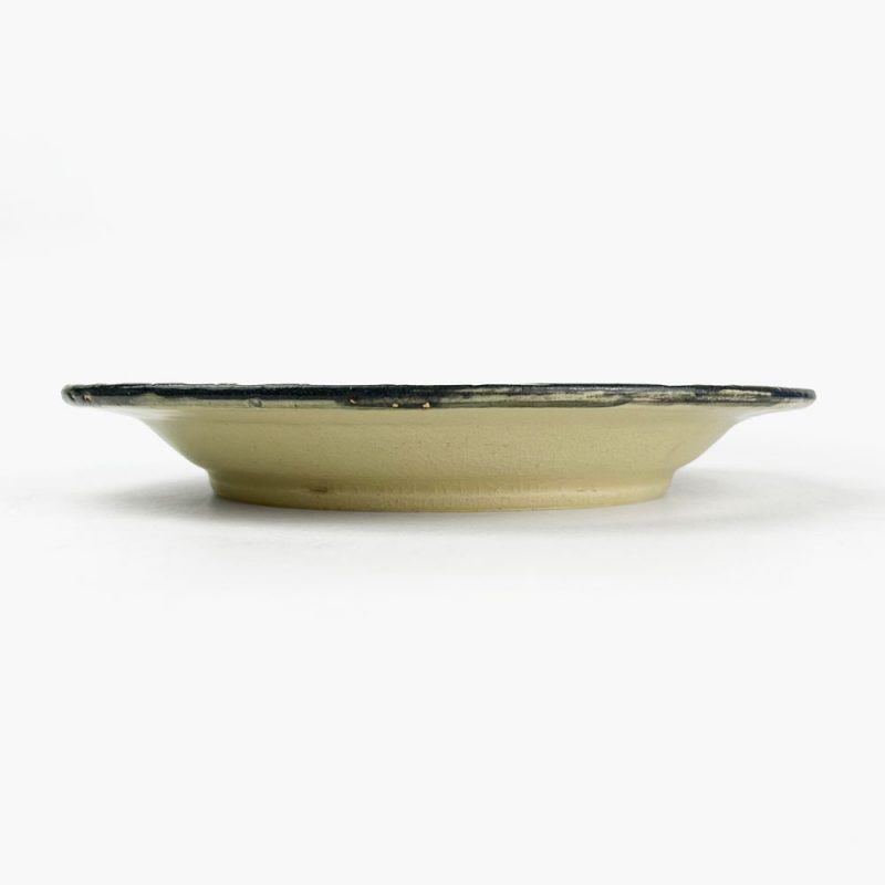 Round Plate Dokudami (8.75"D) by Ryuji Fujita